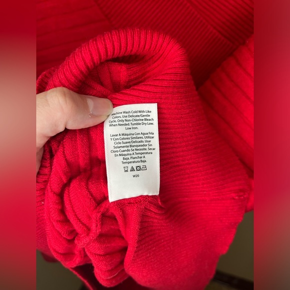 Red Women’s Sweater size Large - Picture 10 of 10